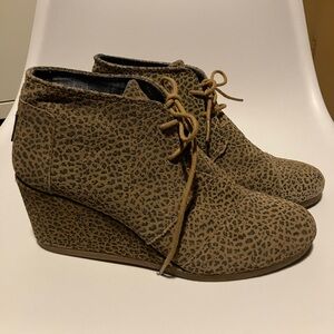 Toms desert Wedges cheetah animal print booties heels chic stylish 9.5